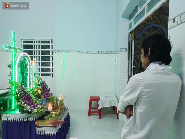 Quặn lòng đám tang bé gái 5 tuổi nghi bị hiếp dâm: Nó gọi điện hỏi ba về chưa, giờ ba về mà nó nằm đó lạnh lẽo... - Ảnh 1. Quặn lòng đám tang bé gái 5 tuổi nghi bị hiếp dâm: Nó gọi điện hỏi ba về chưa, giờ ba về mà nó nằm đó lạnh lẽo... - Ảnh 1.