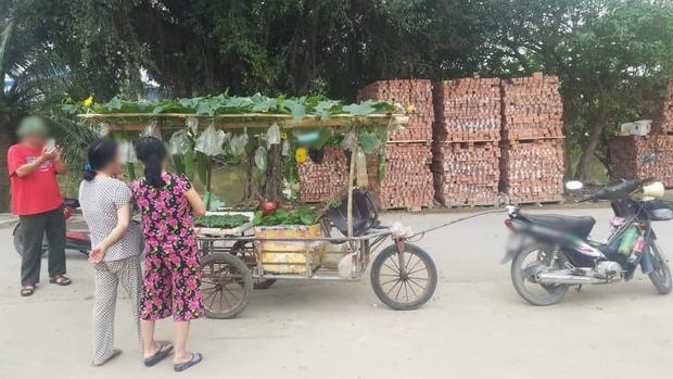 Anh bán rau khiến cả khu nháo nhào vì có cách bán hàng quá cao tay, dân mạng bái phục: Bậc thầy marketing là đây! - Ảnh 1. Anh bán rau khiến cả khu nháo nhào vì có cách bán hàng quá cao tay, dân mạng bái phục: Bậc thầy marketing là đây! - Ảnh 1.