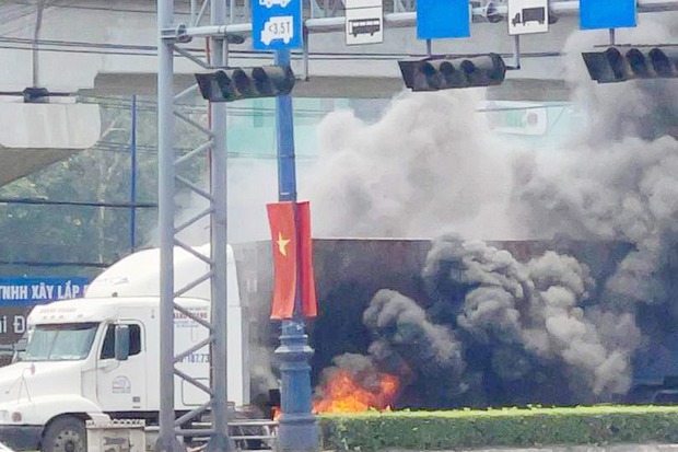 TP.HCM: Xe container cháy như đuốc, Xa lộ Hà Nội ùn tắc hơn 3km  - Ảnh 2.