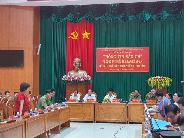 Vụ bé gái 5 tuổi bị sát hại, hiếp dâm: Công an đang xác minh, làm rõ vai trò của vợ đối tượng Dũng - Ảnh 2. Vụ bé gái 5 tuổi bị sát hại, hiếp dâm: Công an đang xác minh, làm rõ vai trò của vợ đối tượng Dũng - Ảnh 2.