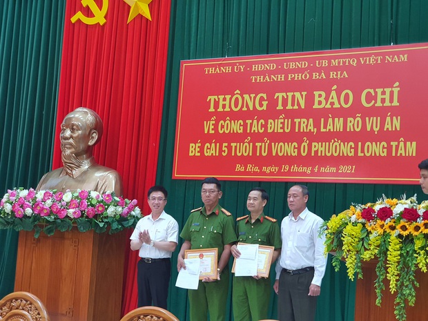 Thưởng nóng cho 2 đơn vị kết hợp phá nhanh vụ án bé gái 5 tuổi bị hàng xóm sát hại, hiếp dâm - Ảnh 3.