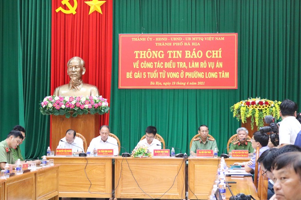 Thưởng nóng cho 2 đơn vị kết hợp phá nhanh vụ án bé gái 5 tuổi bị hàng xóm sát hại, hiếp dâm - Ảnh 1.