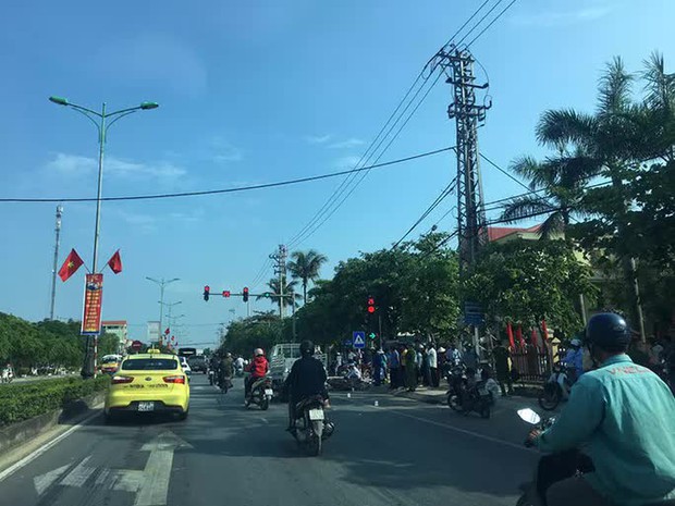 Đứng chờ đèn đỏ, 1 phụ nữ bị ôtô tông chết - Ảnh 1. Đứng chờ đèn đỏ, 1 phụ nữ bị ôtô tông chết - Ảnh 1.