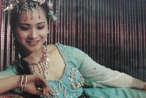 Nữ yêu tinh xinh đẹp, giàu có nhất đoàn làm phim Tây Du Ký 1986 - Ảnh 2. Nữ yêu tinh xinh đẹp, giàu có nhất đoàn làm phim Tây Du Ký 1986 - Ảnh 2.