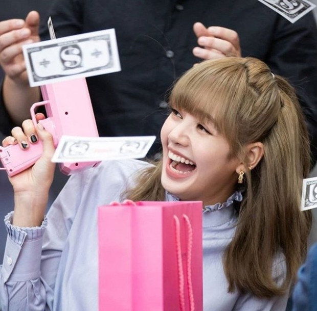 Cuối cùng YG cũng lên tiếng về chuyện Lisa (BLACKPINK) ra mắt solo, fan nghe xong tự biết nên làm gì luôn! - Ảnh 4. Cuối cùng YG cũng lên tiếng về chuyện Lisa (BLACKPINK) ra mắt solo, fan nghe xong tự biết nên làm gì luôn! - Ảnh 4.