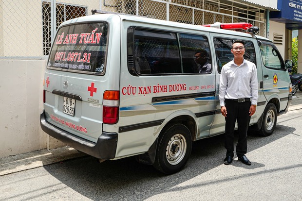 Chàng trai “trốn” bố mẹ để đi lái xe cứu thương: “Chỉ cần sớm một giây là cứu được một mạng người nên mình phải luôn sẵn sàng” - Ảnh 1. Chàng trai “trốn” bố mẹ để đi lái xe cứu thương: “Chỉ cần sớm một giây là cứu được một mạng người nên mình phải luôn sẵn sàng” - Ảnh 1.
