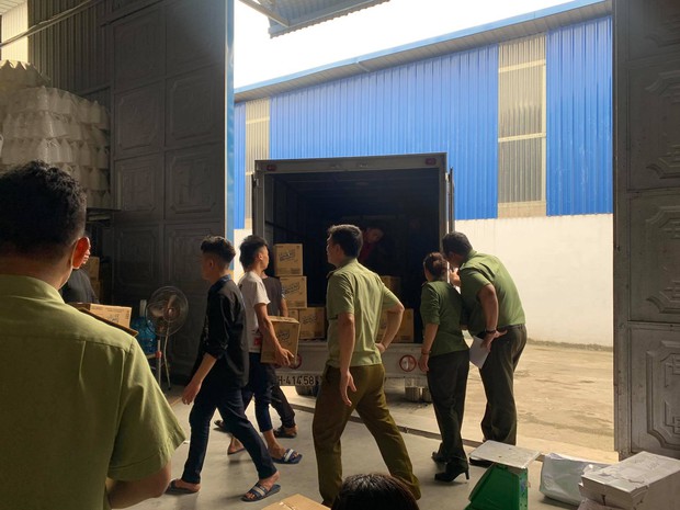 Hà Nội: Đột kích xưởng sản xuất quy mô lớn giả nhãn hiệu nước giặt Dnee - Ảnh 1. Hà Nội: Đột kích xưởng sản xuất quy mô lớn giả nhãn hiệu nước giặt Dnee - Ảnh 1.