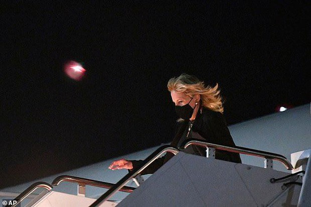 Phu nhân ông Biden đóng giả làm tiếp viên hàng không trong ngày Cá tháng Tư - Ảnh 1. Phu nhân ông Biden đóng giả làm tiếp viên hàng không trong ngày Cá tháng Tư - Ảnh 1.