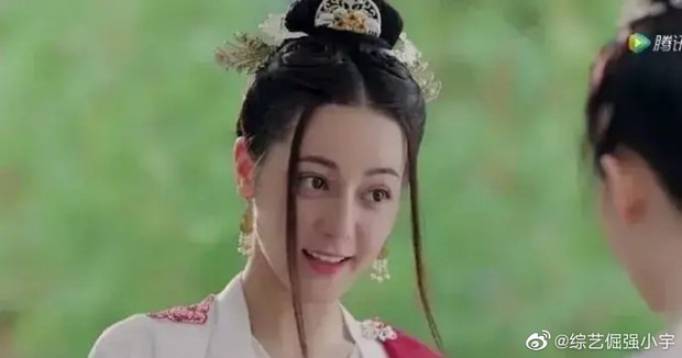 Chưa bao giờ nhan sắc của Địch Lệ Nhiệt Ba xuống dốc thảm hại, lộ nhiều khuyết điểm gây thất vọng nhường này - Ảnh 8. Chưa bao giờ nhan sắc của Địch Lệ Nhiệt Ba xuống dốc thảm hại, lộ nhiều khuyết điểm gây thất vọng nhường này - Ảnh 8.