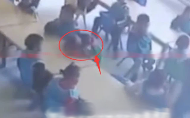 Cậu bé 3 tuổi ngủ gục trong giờ ăn trưa, camera ghi lại sự vô tâm của giáo viên dẫn đến cái chết của trò - Ảnh 3.