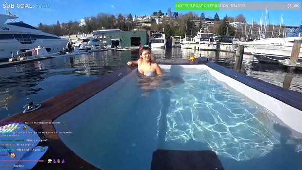 Livestream ngay hồ bơi, nữ streamer này bất ngờ phải dừng phát sóng vì lý do dở khóc dở cười - Ảnh 3.