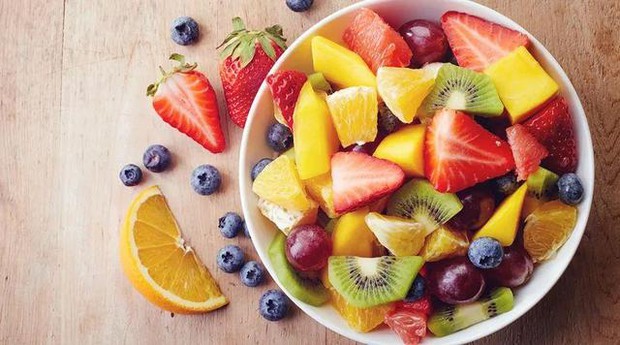 4 điều cấm kỵ khi ăn trái cây mà nhiều người mắc làm tăng gánh nặng cho đường tiêu hóa, gây hại sức khỏe - Ảnh 2.