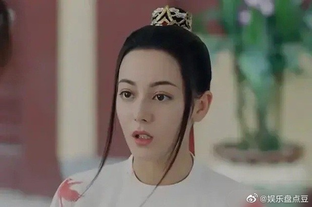 Chưa bao giờ nhan sắc của Địch Lệ Nhiệt Ba xuống dốc thảm hại, lộ nhiều khuyết điểm gây thất vọng nhường này - Ảnh 2. Chưa bao giờ nhan sắc của Địch Lệ Nhiệt Ba xuống dốc thảm hại, lộ nhiều khuyết điểm gây thất vọng nhường này - Ảnh 2.