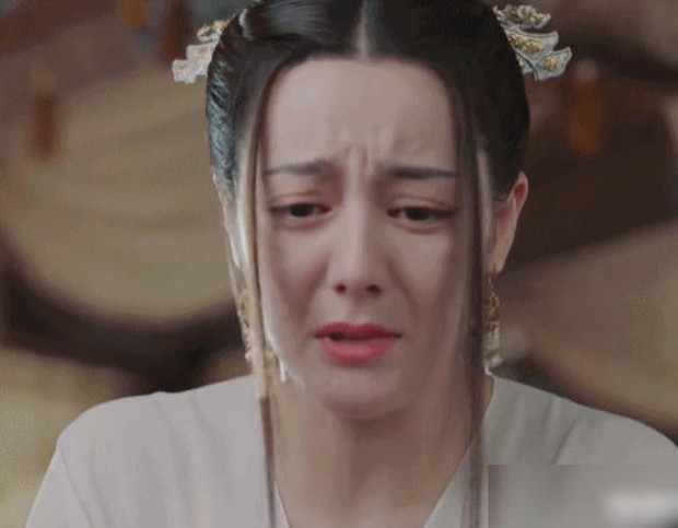 Chưa bao giờ nhan sắc của Địch Lệ Nhiệt Ba xuống dốc thảm hại, lộ nhiều khuyết điểm gây thất vọng nhường này - Ảnh 4. Chưa bao giờ nhan sắc của Địch Lệ Nhiệt Ba xuống dốc thảm hại, lộ nhiều khuyết điểm gây thất vọng nhường này - Ảnh 4.