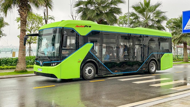 VinBus đầu tiên lăn bánh tại Hà Nội: Êm, không khí thải, bãi đỗ có pin mặt trời, có khu rửa xe riêng xịn xò - Ảnh 3. VinBus đầu tiên lăn bánh tại Hà Nội: Êm, không khí thải, bãi đỗ có pin mặt trời, có khu rửa xe riêng xịn xò - Ảnh 3.