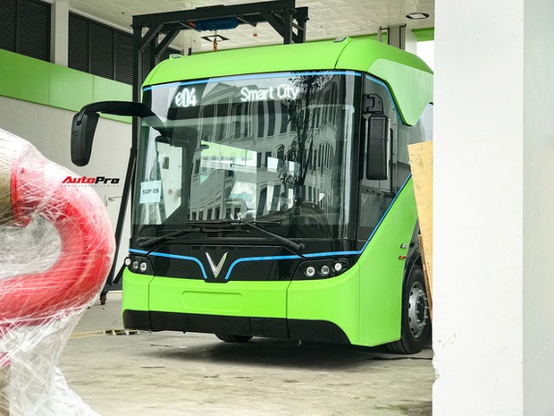 VinBus đầu tiên lăn bánh tại Hà Nội: Êm, không khí thải, bãi đỗ có pin mặt trời, có khu rửa xe riêng xịn xò - Ảnh 4. VinBus đầu tiên lăn bánh tại Hà Nội: Êm, không khí thải, bãi đỗ có pin mặt trời, có khu rửa xe riêng xịn xò - Ảnh 4.