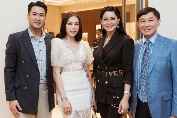 Jonathan Hạnh Nguyễn: Ông bố tỷ phú bên ngoài nhiều tiền, bên trong có trái tim ấm áp khiến ai cũng tan chảy - Ảnh 6.
