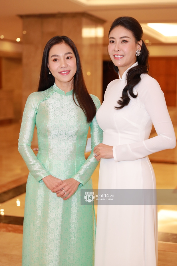 Sự kiện quy tụ dàn hậu đình đám Vbiz: Đỗ Mỹ Linh đẹp nền nã, Đỗ Thị Hà có lép vế khi chung khung hình với Lương Thuỳ Linh? - Ảnh 23. Sự kiện quy tụ dàn hậu đình đám Vbiz: Đỗ Mỹ Linh đẹp nền nã, Đỗ Thị Hà có lép vế khi chung khung hình với Lương Thuỳ Linh? - Ảnh 23.