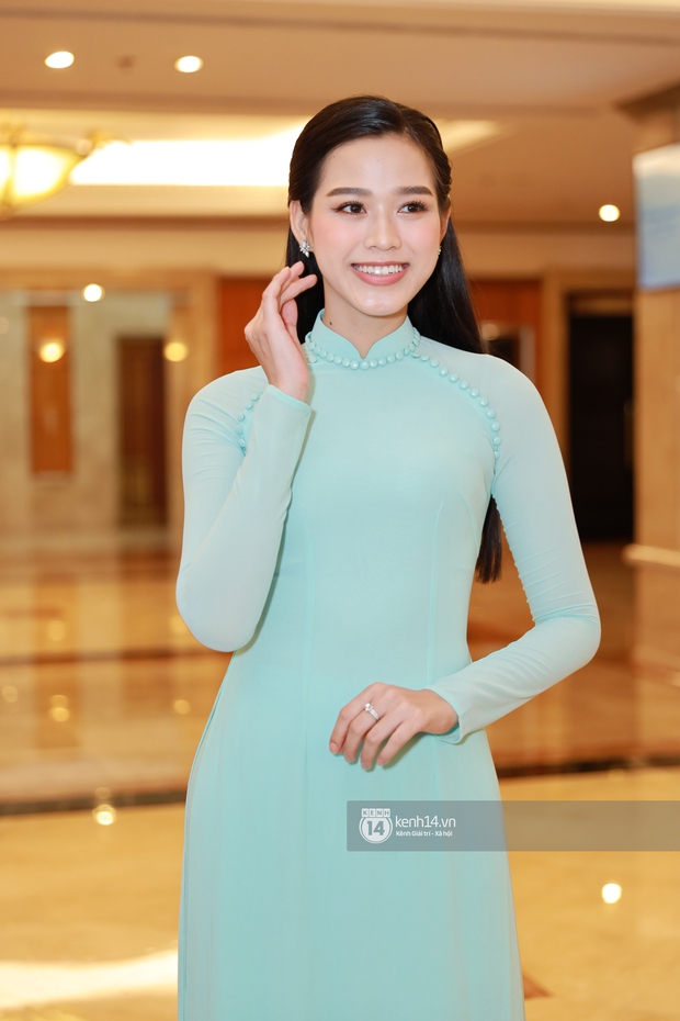 Sự kiện quy tụ dàn hậu đình đám Vbiz: Đỗ Mỹ Linh đẹp nền nã, Đỗ Thị Hà có lép vế khi chung khung hình với Lương Thuỳ Linh? - Ảnh 7. Sự kiện quy tụ dàn hậu đình đám Vbiz: Đỗ Mỹ Linh đẹp nền nã, Đỗ Thị Hà có lép vế khi chung khung hình với Lương Thuỳ Linh? - Ảnh 7.