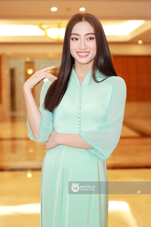 Sự kiện quy tụ dàn hậu đình đám Vbiz: Đỗ Mỹ Linh đẹp nền nã, Đỗ Thị Hà có lép vế khi chung khung hình với Lương Thuỳ Linh? - Ảnh 4. Sự kiện quy tụ dàn hậu đình đám Vbiz: Đỗ Mỹ Linh đẹp nền nã, Đỗ Thị Hà có lép vế khi chung khung hình với Lương Thuỳ Linh? - Ảnh 4.