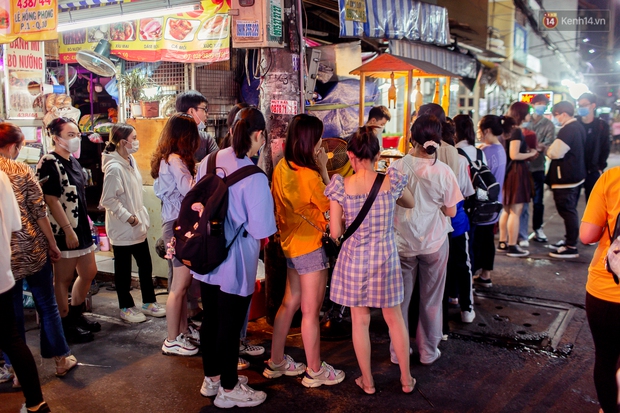 Xếp hàng 45 phút chờ mua gà viên chiên hot nhất chợ Hồ Thị Kỷ, ăn xong mới thấy review trên mạng giả trân thế nào! - Ảnh 2.