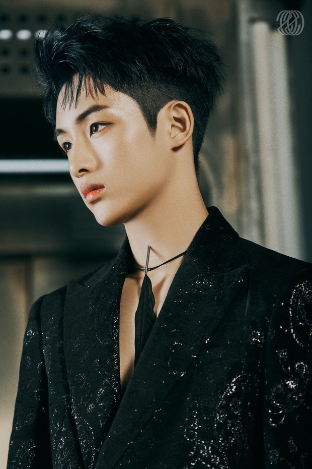 Nam idol vốn bị đối xử bất công giờ còn phải quỳ gối trong bộ goods mới, SM bị chỉ trích vì thiếu tôn trọng thành viên Trung Quốc - Ảnh 4.