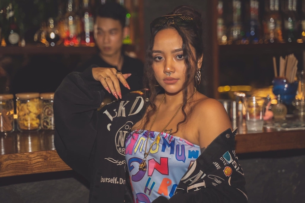 Cô gái bị chụp trộm tại casting Rap Việt gây bất ngờ với nhan sắc đời thực cực bốc lửa! - Ảnh 2. Cô gái bị chụp trộm tại casting Rap Việt gây bất ngờ với nhan sắc đời thực cực bốc lửa! - Ảnh 2.