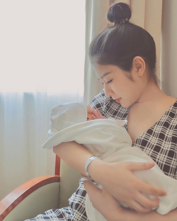 Ai ở cữ tóc tai bù xù xuống sắc chứ Trang Lou thì không, mẹ bỉm 2 con xinh hết phần người khác rồi - Ảnh 2.
