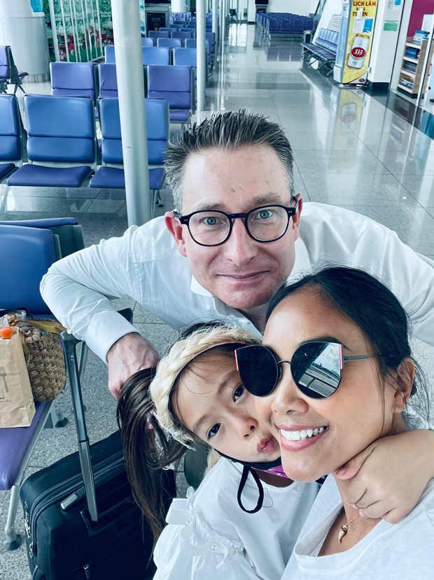 Đoan Trang rời showbiz Việt sang nước ngoài sinh sống, khoảnh khắc mẹ ruột bật khóc nức nở ở sân bay gây xúc động - Ảnh 10.