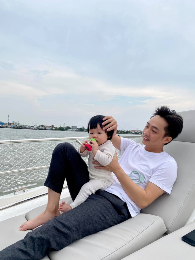 Ái nữ nhà Cường Đô La nghỉ lễ: Chán siêu xe nên lên du thuyền dạo mát, được mẹ đầu tư ăn diện chuẩn tiểu thư nhà giàu - Ảnh 2. Ái nữ nhà Cường Đô La nghỉ lễ: Chán siêu xe nên lên du thuyền dạo mát, được mẹ đầu tư ăn diện chuẩn tiểu thư nhà giàu - Ảnh 2.