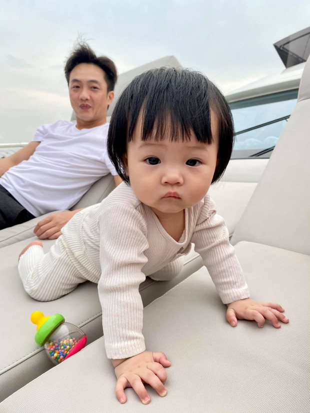 Ái nữ nhà Cường Đô La nghỉ lễ: Chán siêu xe nên lên du thuyền dạo mát, được mẹ đầu tư ăn diện chuẩn tiểu thư nhà giàu - Ảnh 3. Ái nữ nhà Cường Đô La nghỉ lễ: Chán siêu xe nên lên du thuyền dạo mát, được mẹ đầu tư ăn diện chuẩn tiểu thư nhà giàu - Ảnh 3.
