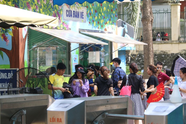 Hà Nội: Nhiều gia đình đưa con đổ về công viên Thủ Lệ vui chơi dịp nghỉ lễ Giỗ Tổ Hùng Vương - Ảnh 2.