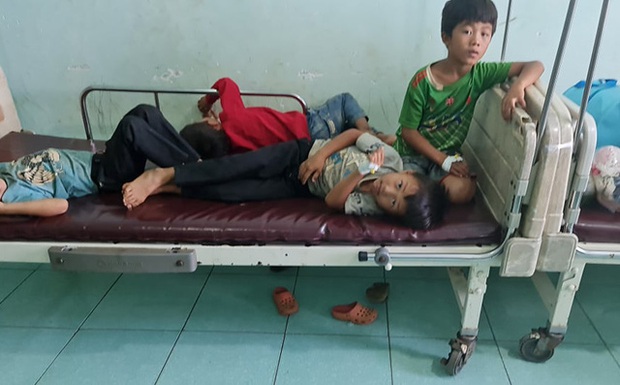 Hơn 100 người cả người lớn, trẻ em nhập viện sau khi ăn cỗ cưới - Ảnh 1.