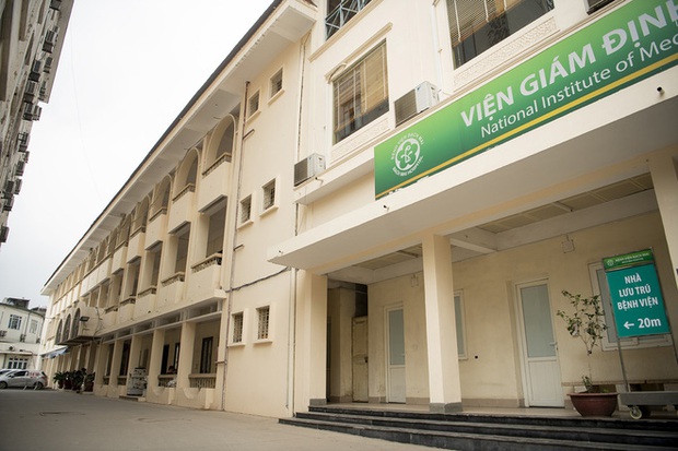 Vì sao Bệnh viện Bạch Mai phá nhà lưu trú cho người nhà bệnh nhân, chặt cây xà cừ tuổi đời trăm năm? - Ảnh 3.