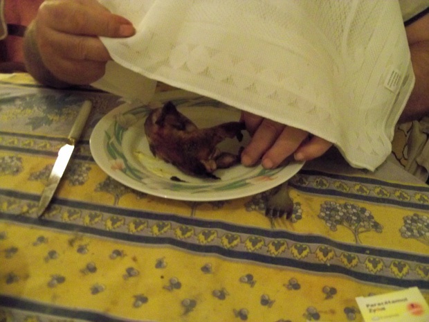 Có những món ăn được xem là “đỉnh cao” ẩm thực nhưng quá trình làm nên chúng lại vô cùng dã man và tàn nhẫn - Ảnh 7.