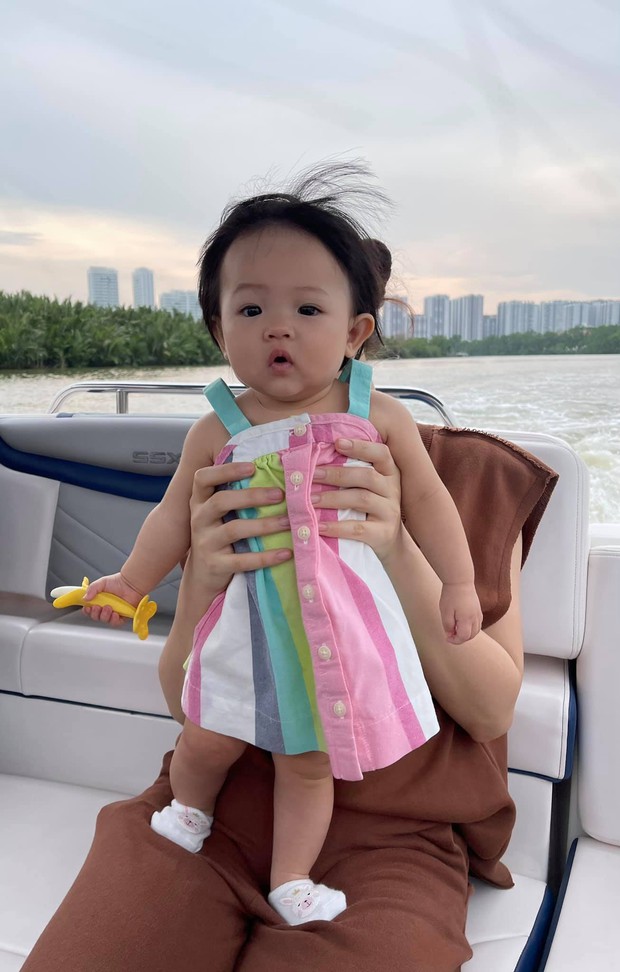 Ái nữ nhà Cường Đô La nghỉ lễ: Chán siêu xe nên lên du thuyền dạo mát, được mẹ đầu tư ăn diện chuẩn tiểu thư nhà giàu - Ảnh 4. Ái nữ nhà Cường Đô La nghỉ lễ: Chán siêu xe nên lên du thuyền dạo mát, được mẹ đầu tư ăn diện chuẩn tiểu thư nhà giàu - Ảnh 4.