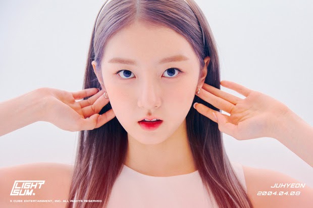 Nhóm tân binh CUBE vừa chốt đội hình đã tranh cãi: Thành viên giống Nayeon (TWICE) hay Jennie (BLACKPINK) mới là visual? - Ảnh 3.