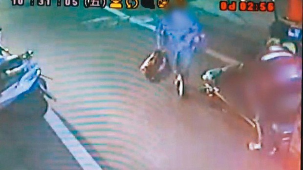 Bé trai chết gục trong nhà tắm với vết thương khủng khiếp, bộ mặt quỷ dữ của bà ngoại bị vạch trần cùng vụ trừ tà tàn nhẫn đến rợn người - Ảnh 1.