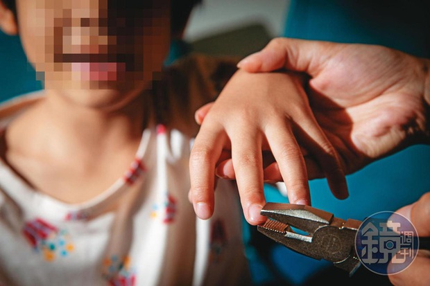 Bé trai chết gục trong nhà tắm với vết thương khủng khiếp, bộ mặt quỷ dữ của bà ngoại bị vạch trần cùng vụ trừ tà tàn nhẫn đến rợn người - Ảnh 2.