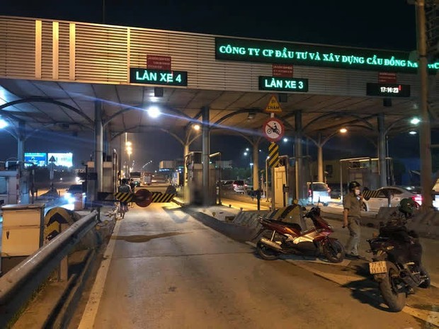 Hiện trường ám ảnh vụ thanh niên lái Exciter tông thẳng vào trạm thu phí tử vong tại chỗ ở Đồng Nai - Ảnh 4. Hiện trường ám ảnh vụ thanh niên lái Exciter tông thẳng vào trạm thu phí tử vong tại chỗ ở Đồng Nai - Ảnh 4.