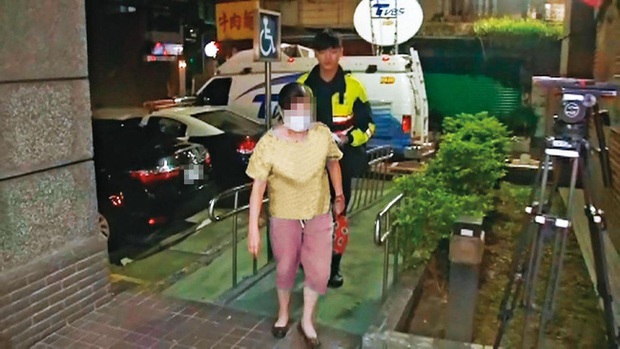 Bé trai chết gục trong nhà tắm với vết thương khủng khiếp, bộ mặt quỷ dữ của bà ngoại bị vạch trần cùng vụ trừ tà tàn nhẫn đến rợn người - Ảnh 6.