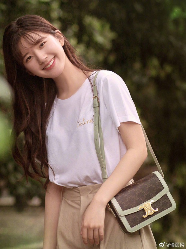 Triệu Lộ Tư mặc đơn giản nhưng sành điệu không thua kém mỹ nhân Cbiz nào - Ảnh 8.