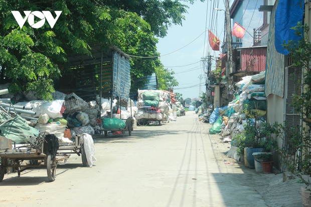Ngạt thở vì ô nhiễm ở làng tái chế nhựa phế thải lớn nhất Hà Nội - Ảnh 1.