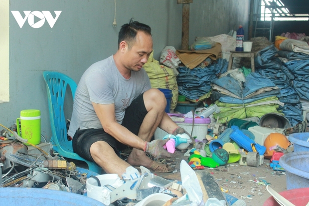 Ngạt thở vì ô nhiễm ở làng tái chế nhựa phế thải lớn nhất Hà Nội - Ảnh 2.