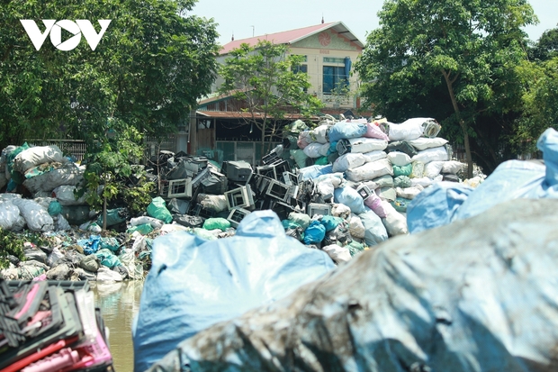 Ngạt thở vì ô nhiễm ở làng tái chế nhựa phế thải lớn nhất Hà Nội - Ảnh 6.