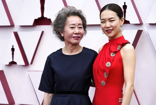 Siêu thảm đỏ Oscar 2021: Minh tinh xứ Hàn át cả dàn mỹ nhân hở bạo liệt, công chúa Disney xinh xỉu làm lu mờ người đẹp suýt lộ vòng 3 - Ảnh 4.