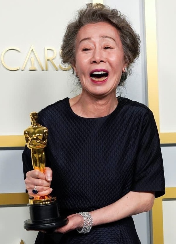 Bà ngoại quốc dân Youn Yuh Jung: Từ người phụ nữ bị khinh miệt vì ly hôn đến diễn viên Hàn Quốc đầu tiên nhận giải Oscar - Ảnh 2.