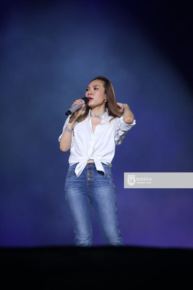 Show diễn mới của Mỹ Tâm là 1 tổ hợp những outfit sến và rất... Mỹ Tâm! - Ảnh 3. Show diễn mới của Mỹ Tâm là 1 tổ hợp những outfit sến và rất... Mỹ Tâm! - Ảnh 3.