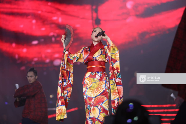 Show diễn mới của Mỹ Tâm là 1 tổ hợp những outfit sến và rất... Mỹ Tâm! - Ảnh 4. Show diễn mới của Mỹ Tâm là 1 tổ hợp những outfit sến và rất... Mỹ Tâm! - Ảnh 4.