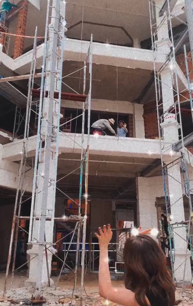 Ngọc Trinh ghé thăm lâu đài 1800m2 to vật vã của Vũ Khắc Tiệp, cầm cả xấp tiền phát cho 40 thợ xây chuẩn style nữ chủ tịch - Ảnh 3. Ngọc Trinh ghé thăm lâu đài 1800m2 to vật vã của Vũ Khắc Tiệp, cầm cả xấp tiền phát cho 40 thợ xây chuẩn style nữ chủ tịch - Ảnh 3.